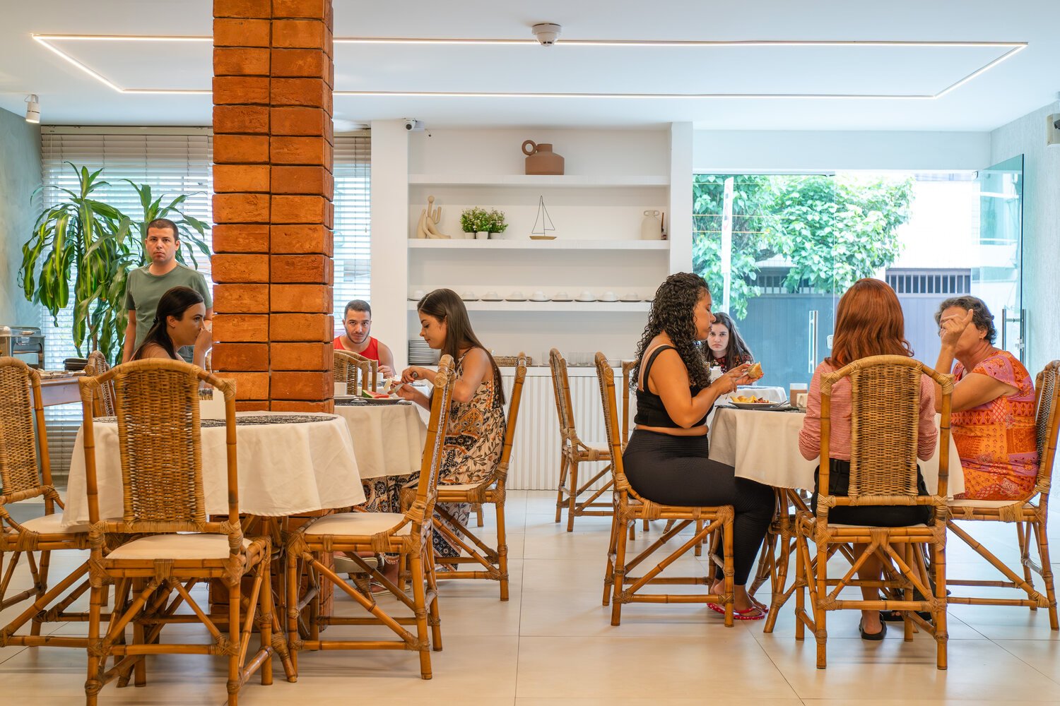 Salão de café da manhã com hóspedes