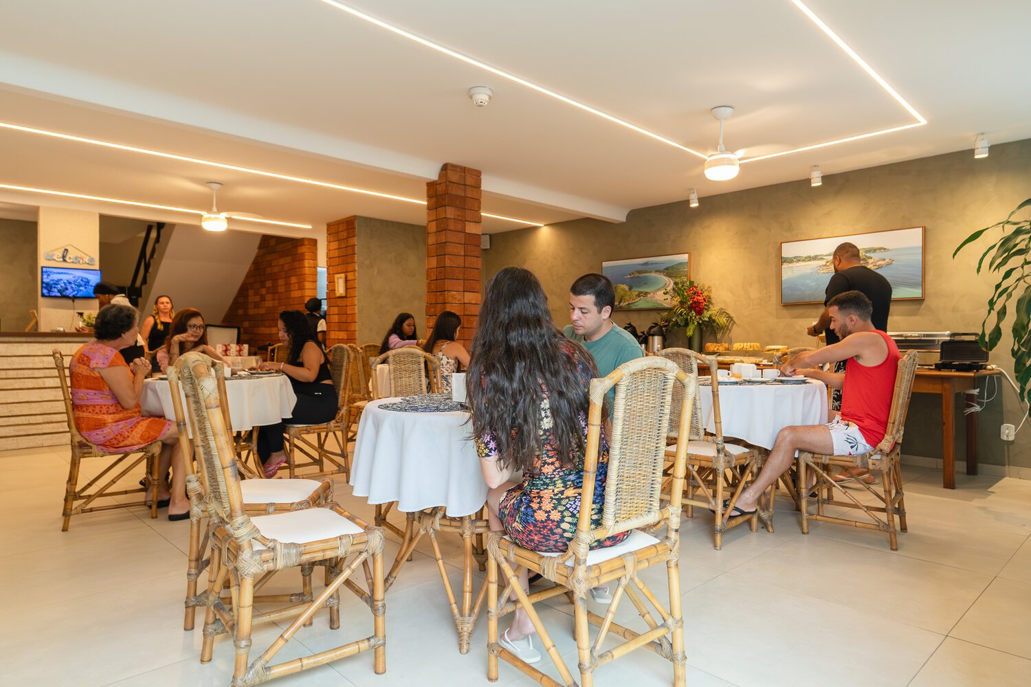 Salão de café da manhã movimentado