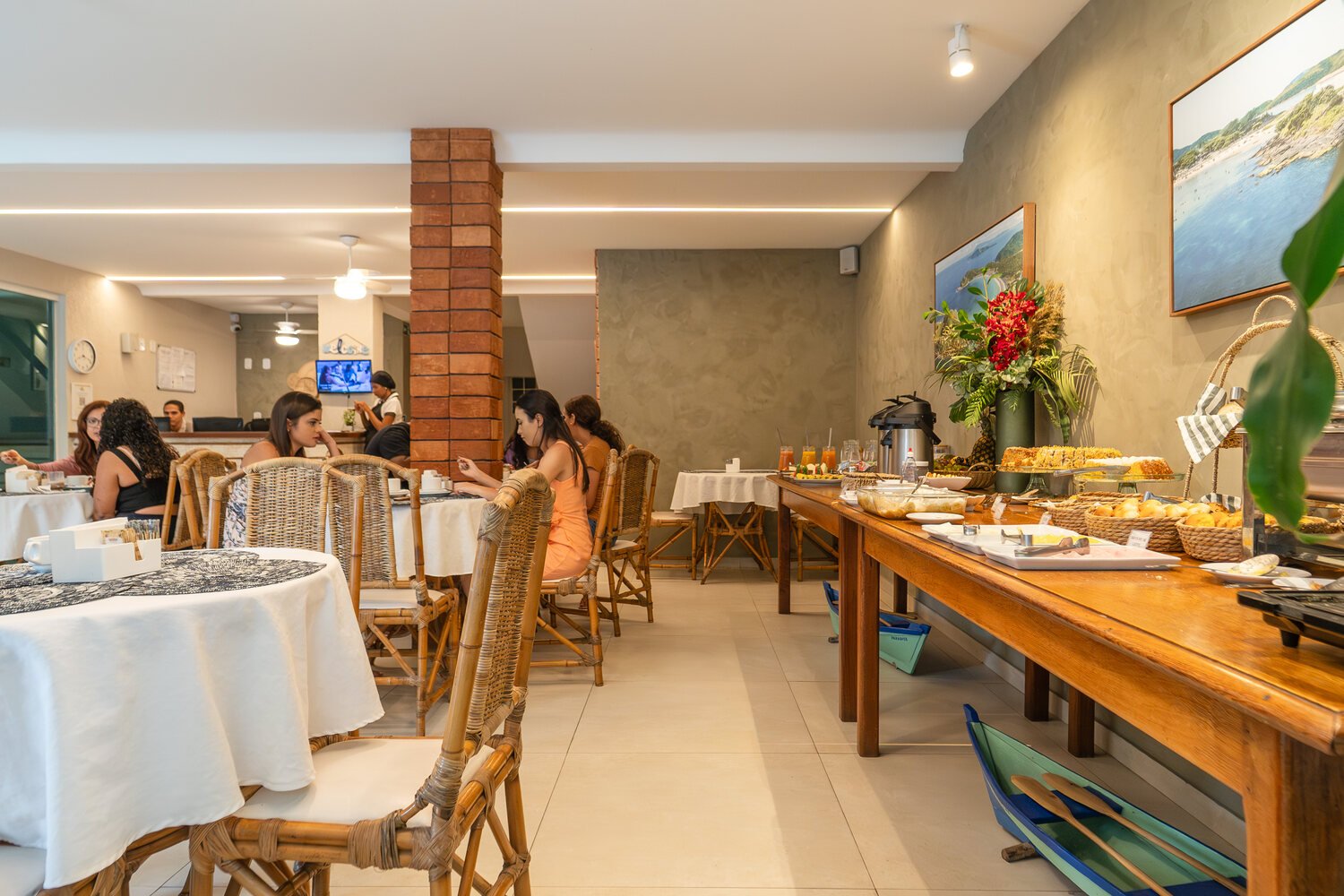 Salão de café da manhã amplo da pousada