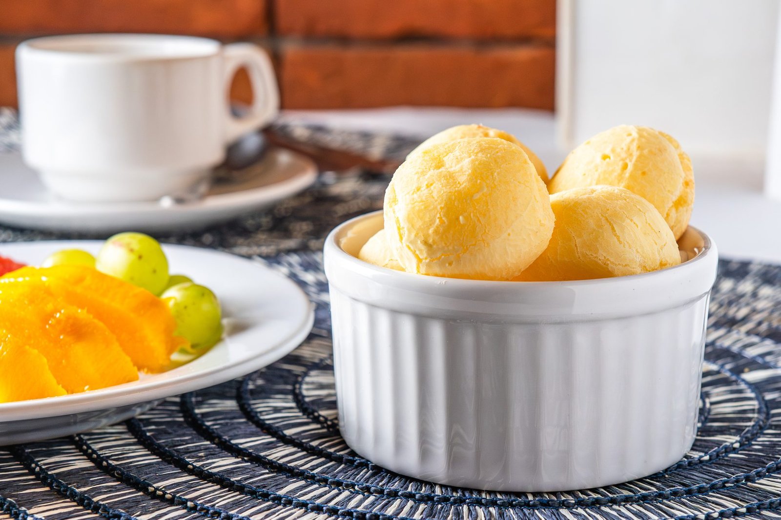 Hóspedes tomando café da manhã em família