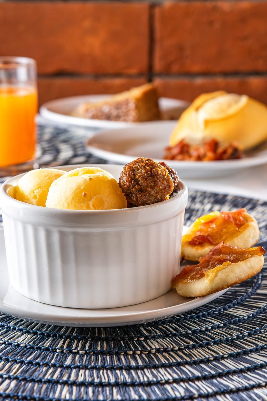Pão de queijo e ovinhos