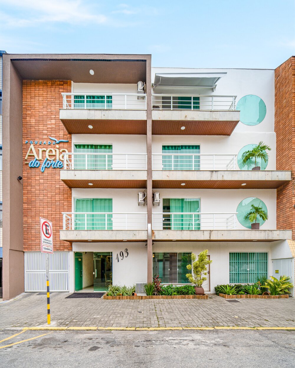 Fachada da Pousada Areia do Forte, nº 193, na Passagem